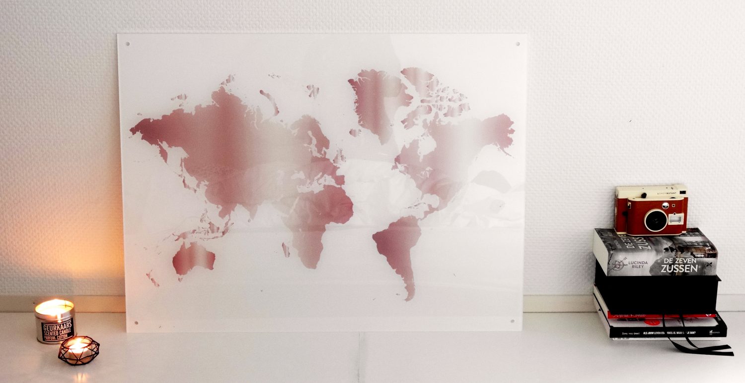 Een wereldkaart op plexiglas