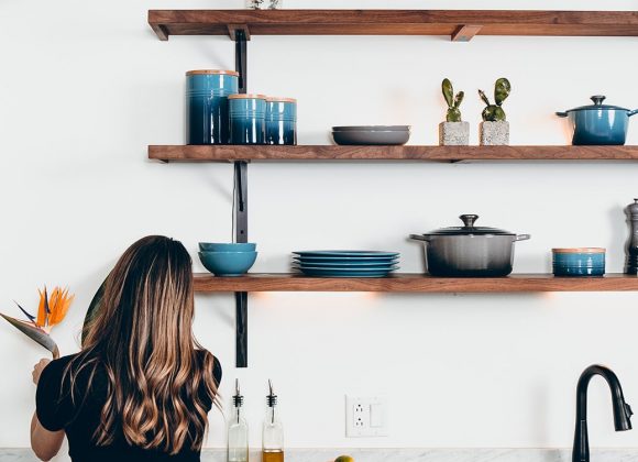 Planken in de keuken voor extra opbergruimte en sfeer