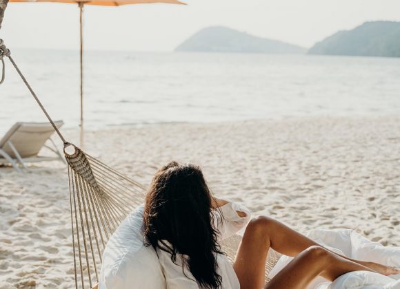 Wat te doen tegen een opgeblazen gevoel op vakantie?