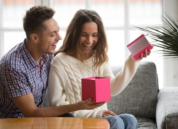 Houd je van je vriendin/vrouw? Het wordt tijd dat je het haar ook laat zien met deze cadeaus!