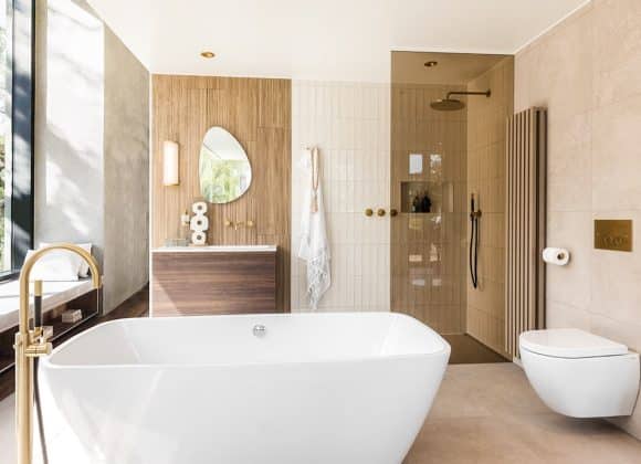 Scandinavische badkamer inspiratie: rustige tegels en meubels van hout