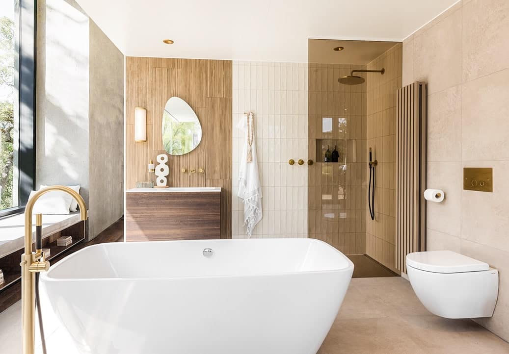 Scandinavische badkamer inspiratie: rustige tegels en meubels van hout