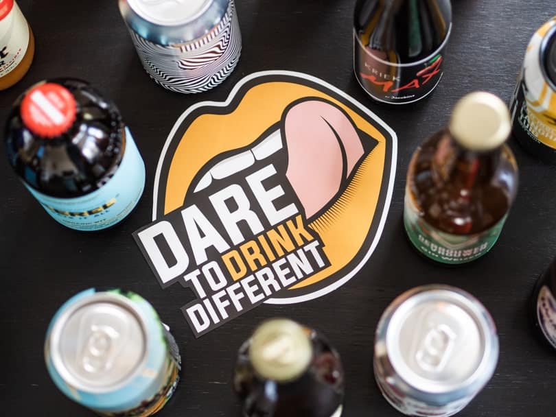 Dare to Drink Different sticker en speciaalbieren uit het bierpakket Fris & Fruitig