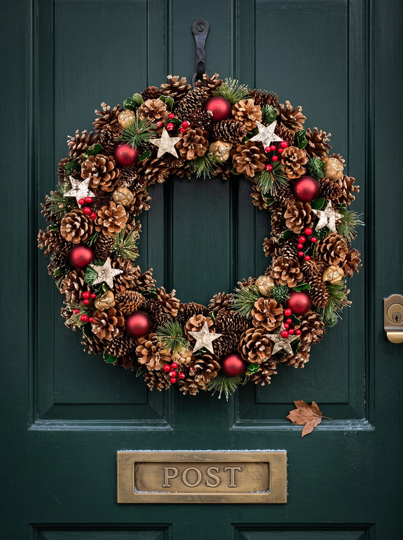 Kerstkrans aan donkergroene voordeur