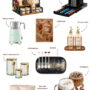 10 accessoires om je koffiehoek in te richten 1. Glazen potten voor koffie & suiker H2 2. Sirooppompjes voor je favoriete koffiesmaak H2 3. Kleurrijke koffiemokken H2 4. Koffieglazen voor cappuccino's of lattes H2 5. Een koffiecuphouder of koffielade H2 6. Een dienblad vormt één geheel H2 7. Mooie koffielepeltjes H2 8. Een melkopschuimer H2 9. Koffiemokkenrekje of organizer H2 10. Een leuke koffieposter