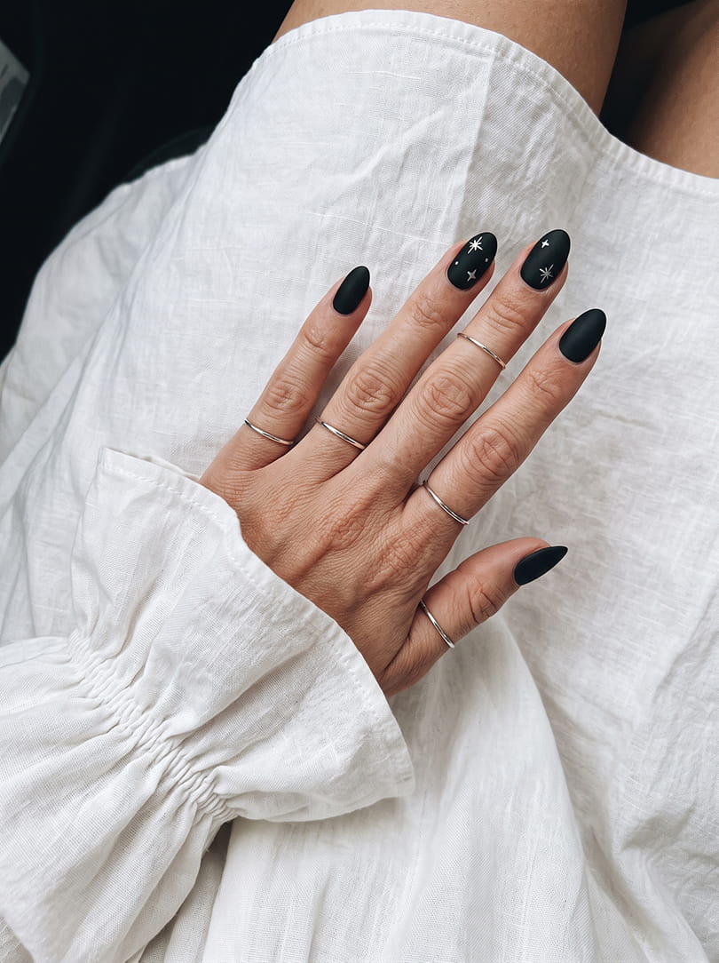 Matte zwarte nagels met sterretjes